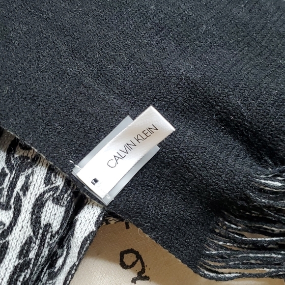 Calvin Klein Chain Print Scarf - Picture 5 of 7